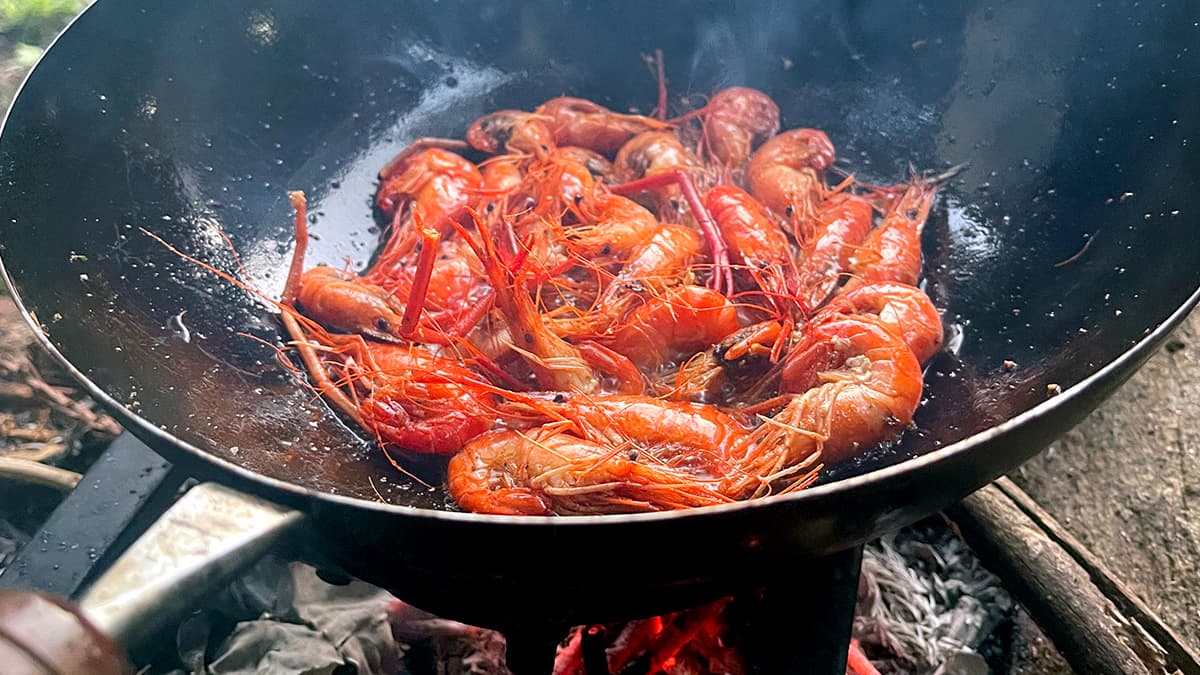 焚き火のおやじ中華鍋で赤く揚がったテナガエビ