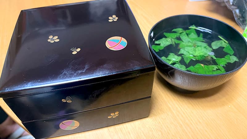 蓋をした二つの鰻重とウナギの肝吸い