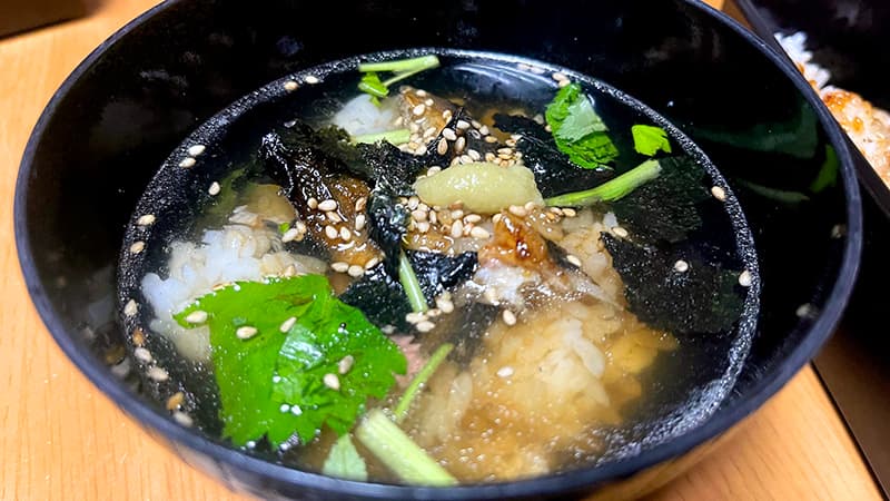 鰻重の締めに白出汁を注いだひつまぶし風の一杯