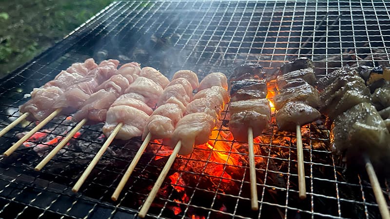炭火で香ばしく焼けていく焼き鳥