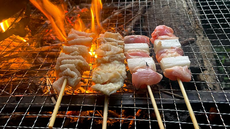 ガーリックシュリンプと一緒に焼き始めた焼き鳥