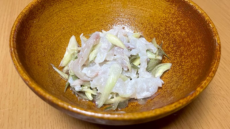 庭のミョウガを添えたチヌの梅酢締め