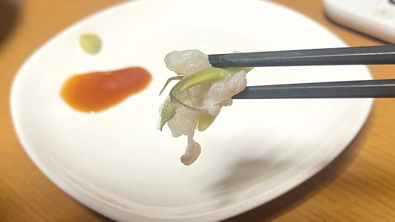 箸で味わうチヌの梅酢締め
