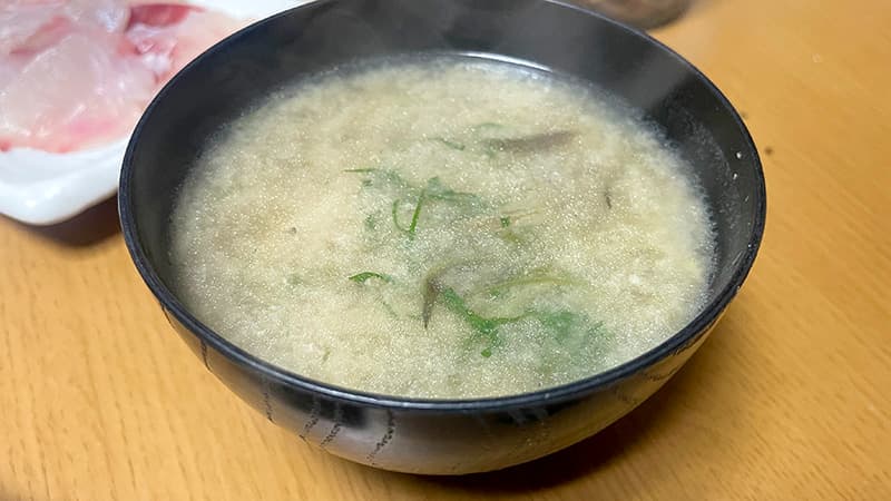 味噌じたてで仕上げた、脂がたっぷり浮いたチヌのあら汁