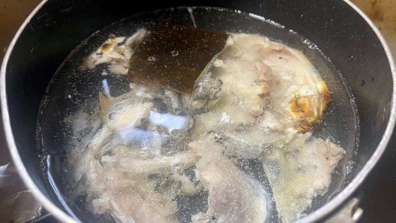 焼いたチヌのアラと昆布を鍋に入れて出汁をとっているところ