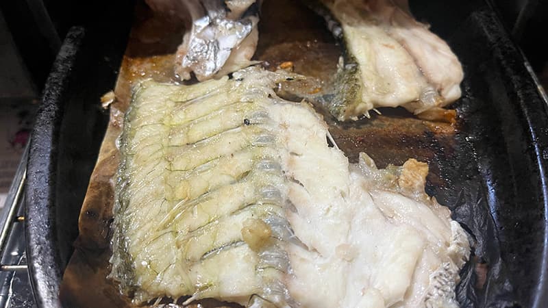 グリルでこんがりと焼き上げた、チヌのアラの下ごしらえ