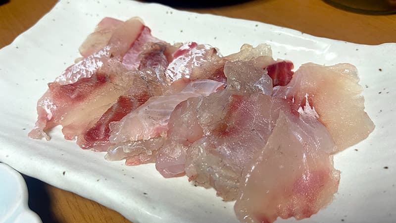 皿に盛りつけた、半日寝かせたチヌの昆布締め