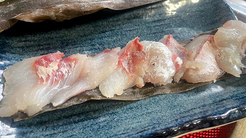 昆布の上に並べた、昆布締めにする前のチヌの身