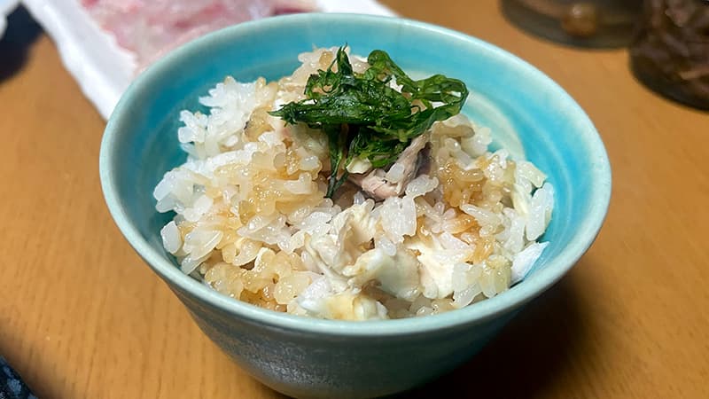 こそいだチヌの身を炊きたての白飯に混ぜた黒鯛の混ぜご飯