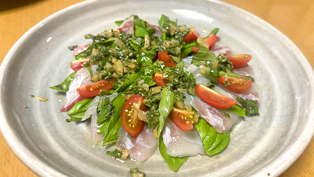 庭のバジルとミニトマトを合わせたチヌのカルパッチョ