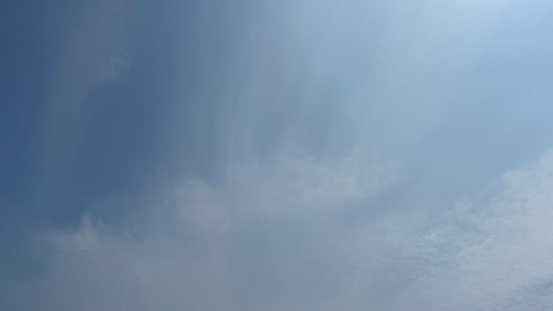 7月末の晴れた空に、うっすらと雲が広がっている様子