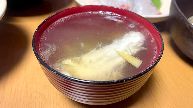 チヌのアラでとった出汁に、みょうがを浮かべたあら汁