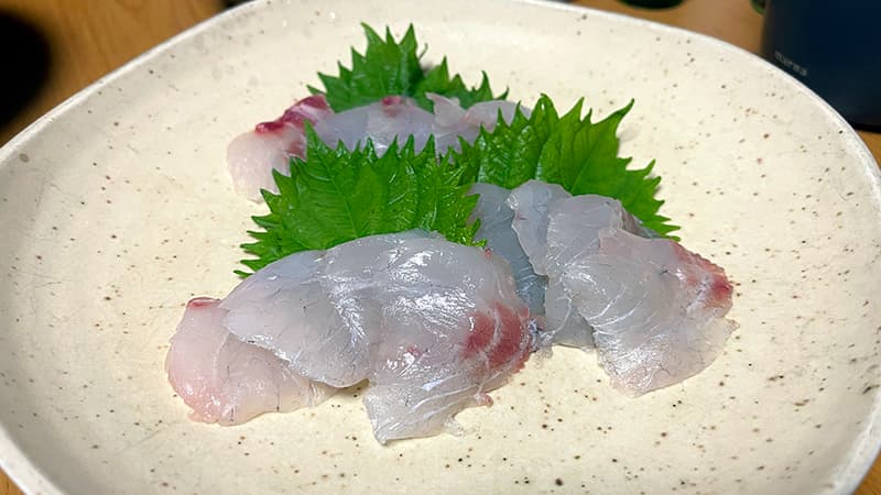 大葉を敷いた皿に盛りつけた、チヌの刺身のひと皿
