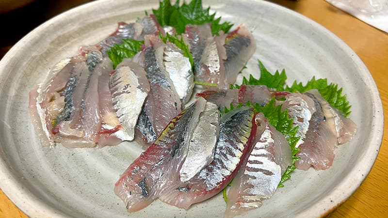 銀皮を残したシマアジの刺身を大葉の上に並べた皿