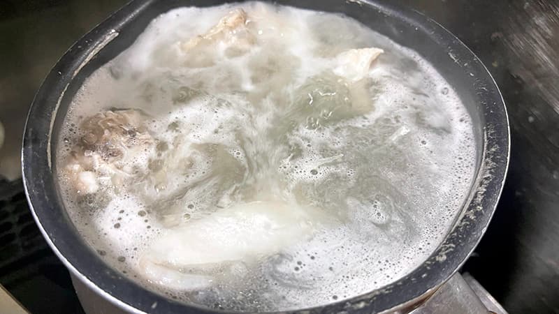 しゃぶしゃぶのスープにするため、チヌのアラを煮込んで出汁をとっている鍋