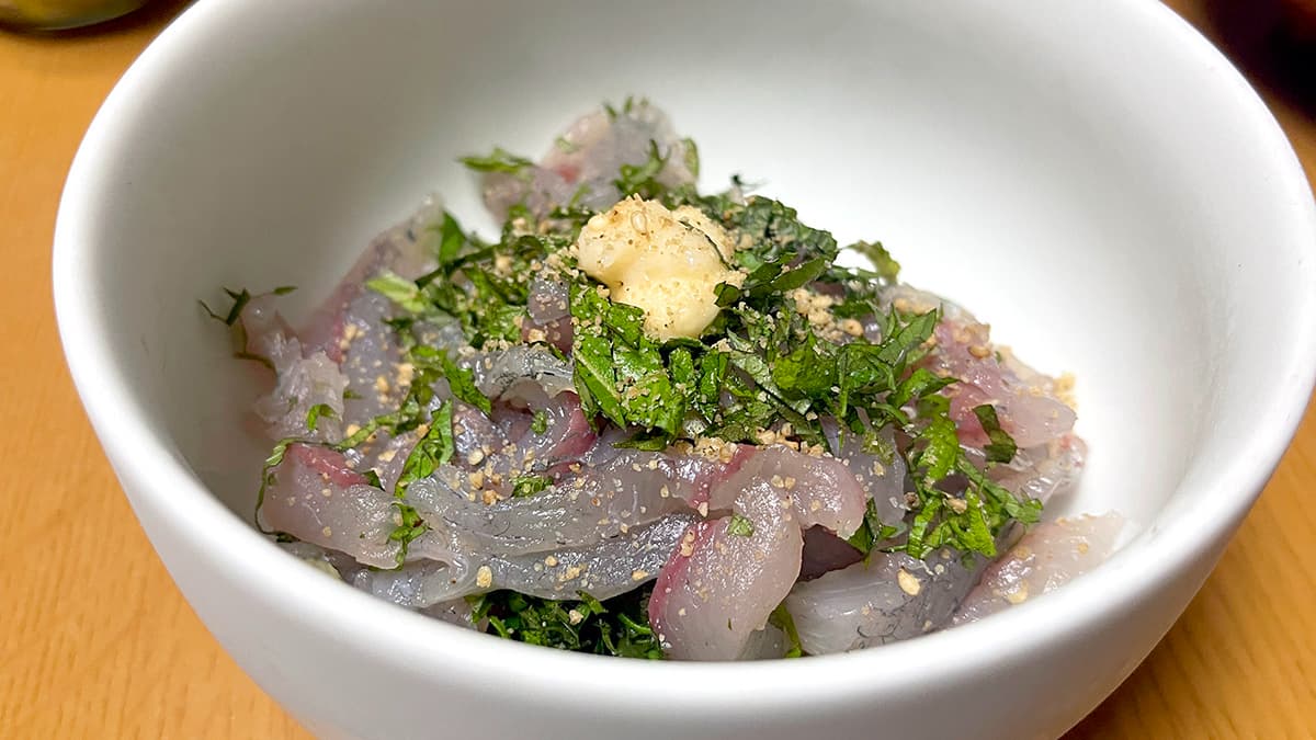刻んだ大葉とすりごまをのせたショゴの刺身の小鉢