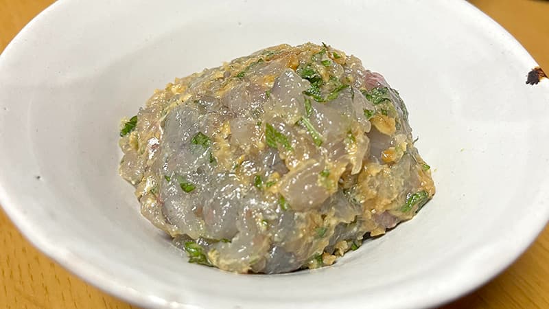 味噌と刻んだ大葉を叩き込んだショゴのなめろう