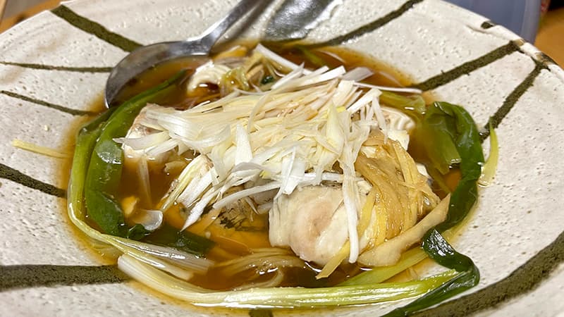 白髪ネギと青ネギをたっぷりのせたスズキの清蒸魚