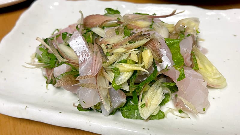 スズキの洗いに刻んだみょうがと大葉をたっぷり和えた一皿