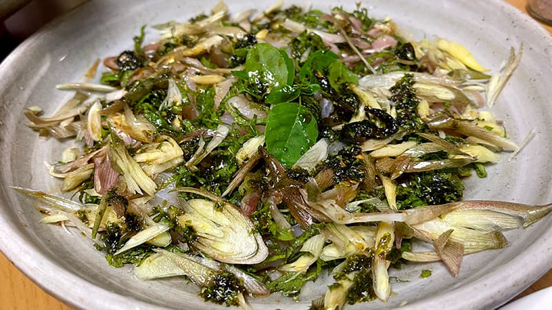 みょうがと大葉、岩海苔を混ぜ込んだスズキの和風カルパッチョ