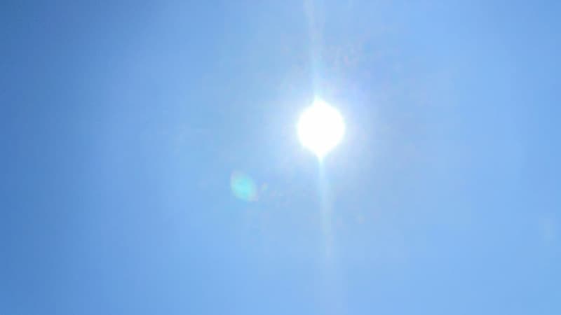 10月中旬、雲ひとつない青空にまぶしく光る秋の太陽