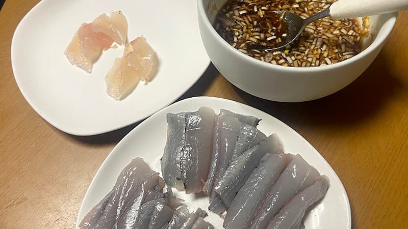 皿に並べたカワハギの刺身とグレの薄造り、そして薬味を混ぜた肝ポン酢