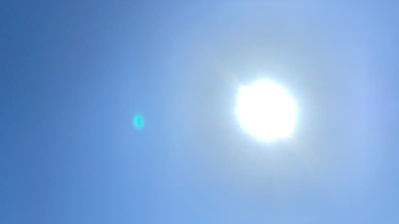 雲のない青空に浮かぶ、まぶしい10月初旬の太陽