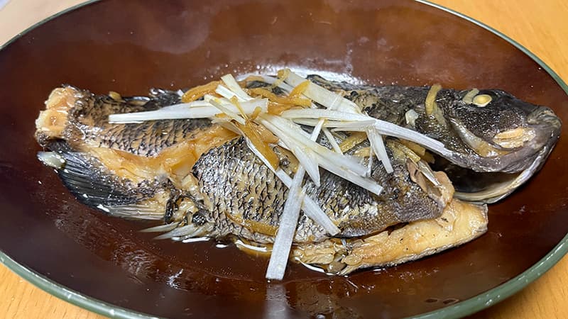 白髪ネギと生姜をのせたグレ(メジナ)の煮付け