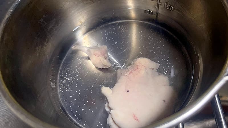 鍋の氷水に沈めた、白くふっくらとしたカワハギの肝