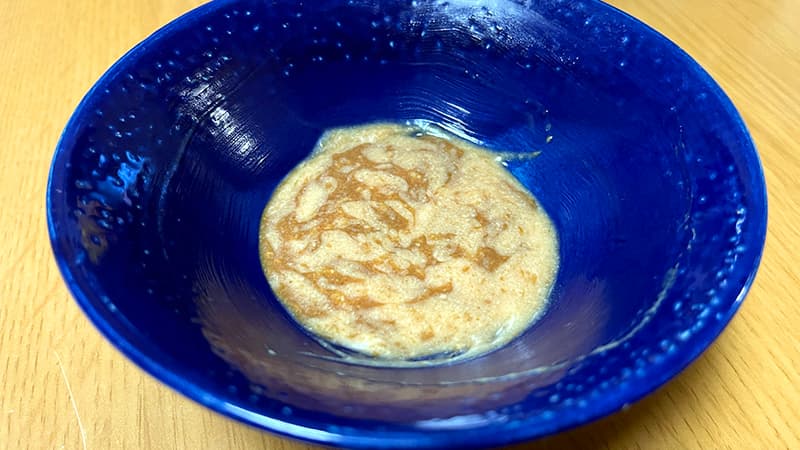 青い小鉢に作った、醤油と撹拌したなめらかな肝醤油