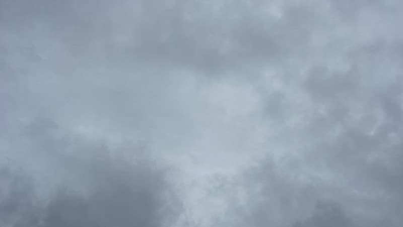 9月下旬の空いちめんを覆う、厚く重たい灰色の雨雲